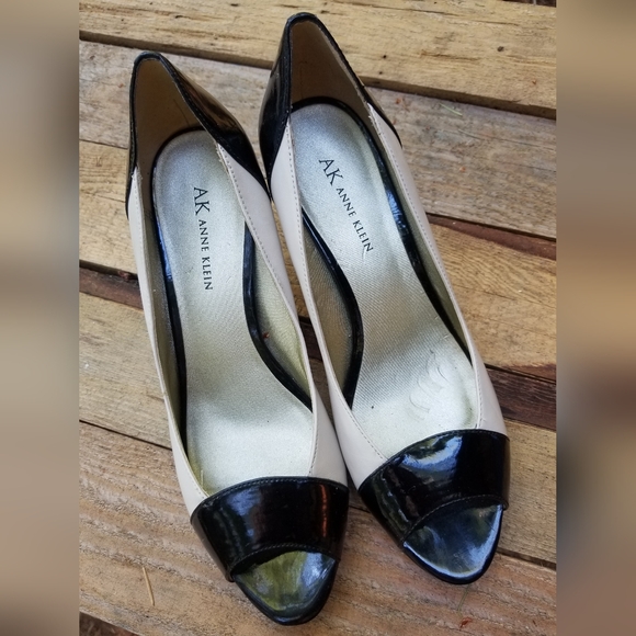 Size 8.5 Spectator High Heel Shoes Anne Klein Ladies Peak Toe White Black Formal - Picture 6 of 10